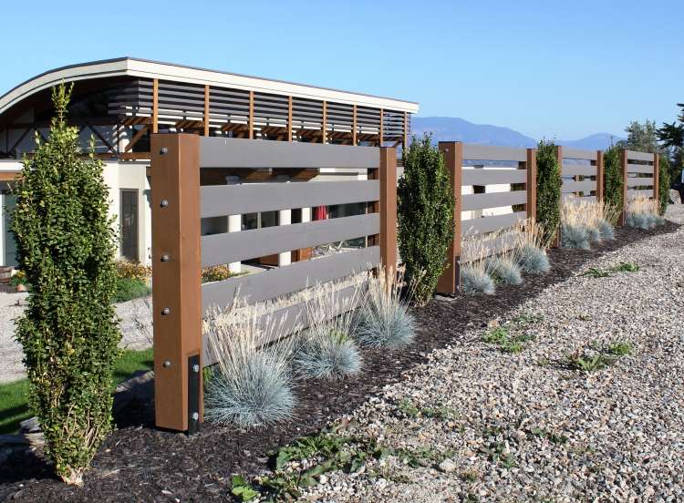 stredozemný-záhradný-dizajn-plot-dom-štrk-suché-rastliny-slnko