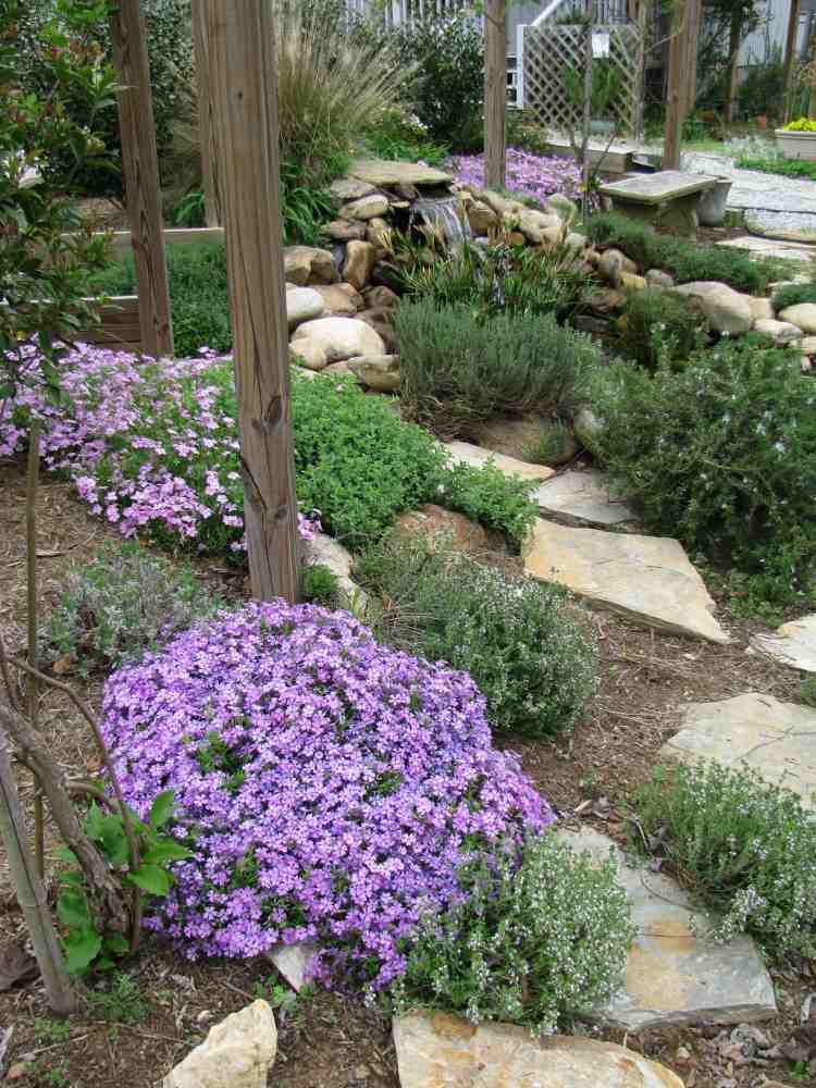 Stredozemné more-záhradníctvo-kryt-kamene-cesta-rastliny-tymian-kamene-pôda