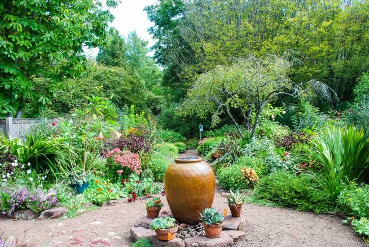 stredomorský-záhradný-dizajn-záhradný-džbán-v strede-kvetináč-dno-zátka-fig-štrk