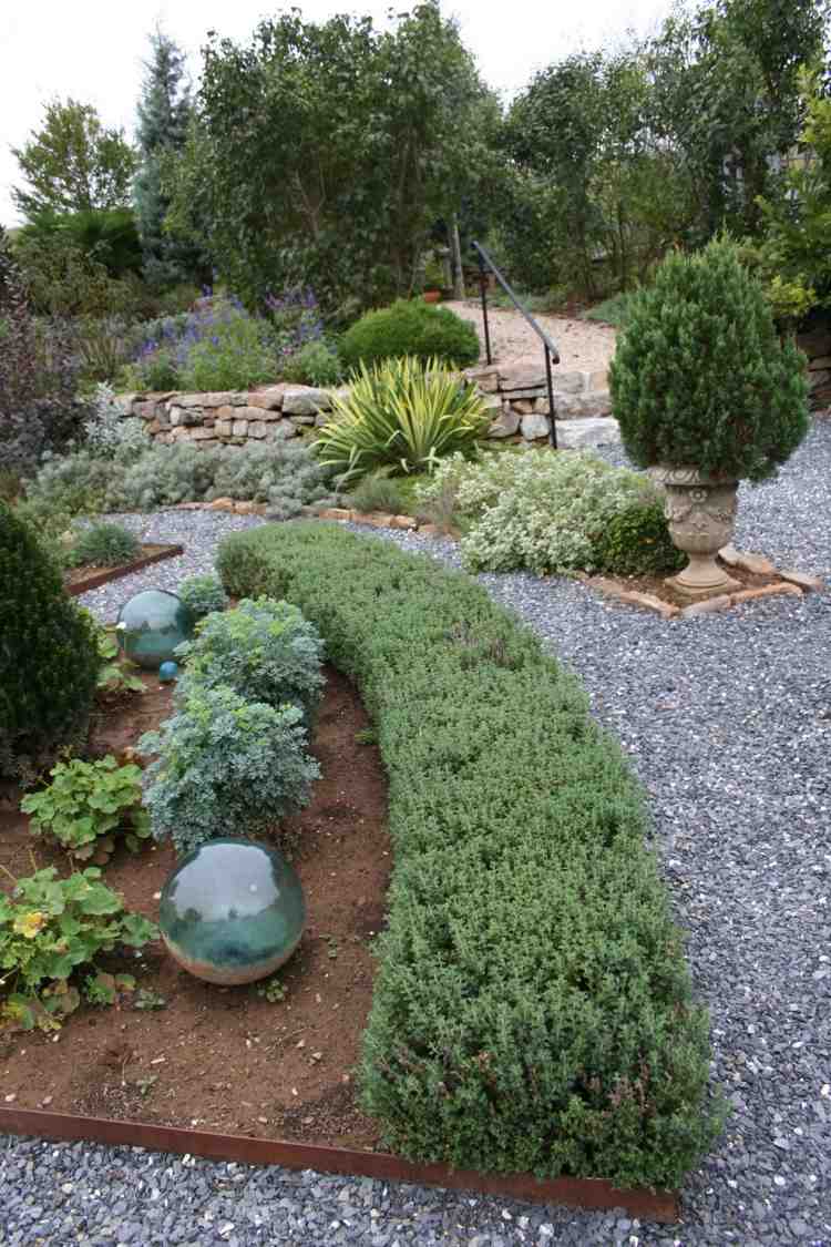 stredomorský-záhradný-dizajn-štrkové rastliny-cyprusové kríky-krásne