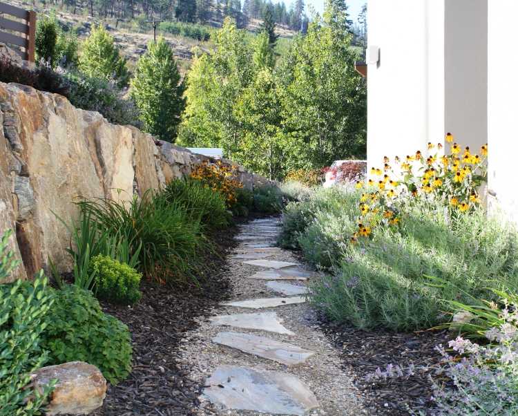 stredomorský-záhradný-dizajn-cesta-rudbeckia-levanduľa-zemný-krytý dom