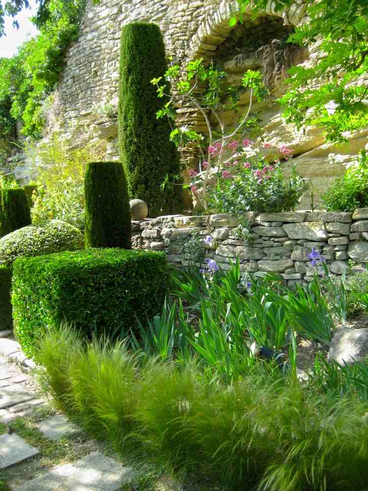 stredozemné-záhradnícke-rastliny-kameň-skaly-figovo-cyprusový chodník