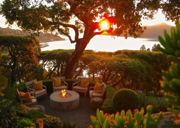 Stredomorský záhradný dizajn-západ slnka-ohnisko-stoličky-podsedáky-buxus-štrk
