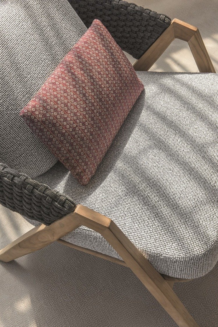 Štýl 70. rokov s modernými textilnými prvkami ako dizajn pre stredomorský záhradný nábytok