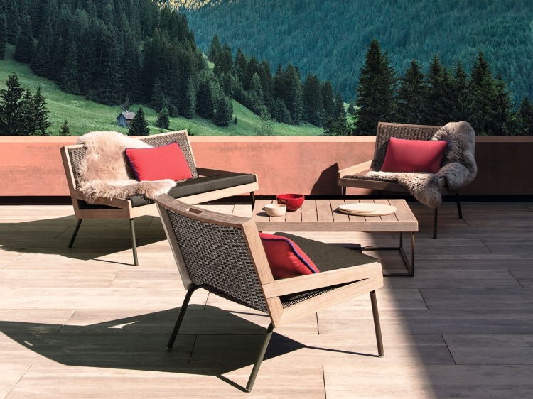 široká vonkajšia terasa s dlažbou v lese a stredomorským záhradným nábytkom