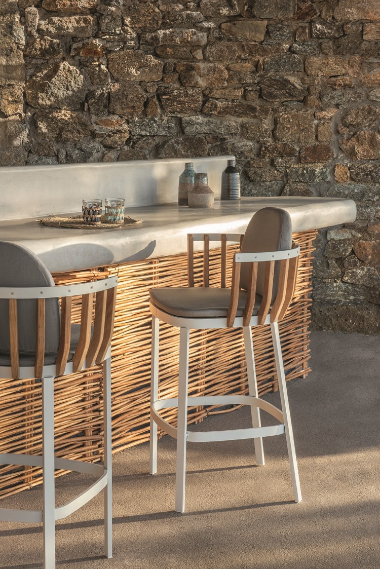 Barové stoličky pred pult s pracovnou doskou z tkaného dreva a mramoru