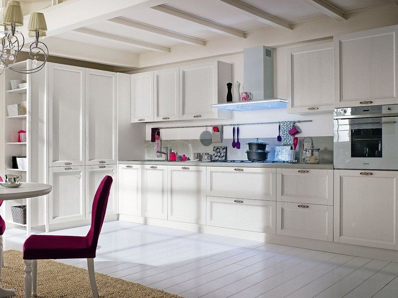 Stredomorské-kuchynské vybavenie-biele vstavané spotrebiče-nábytok do vidieckeho domu