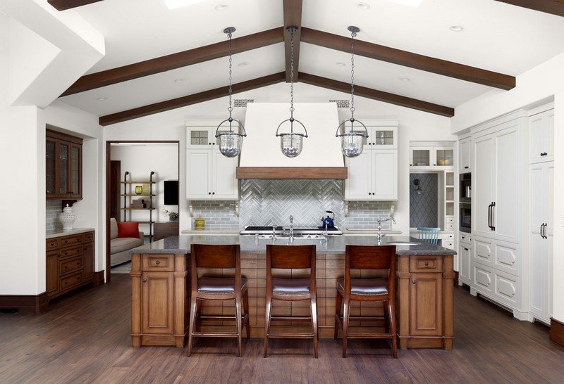 Stredomorské-kuchynské vybavenie-masívny drevený-kuchynský ostrovček-kovové-závesné svetlá