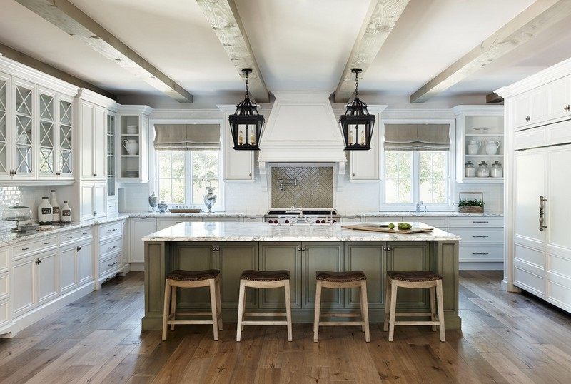 Stredomorské-kuchynské vybavenie-biele-horné skrinky-sklenená-vitrína-dolné skrinky-mosadzné úchytky