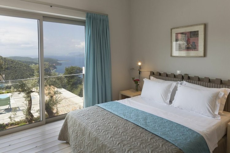 stredomorská stena-kameň-spálňa-nábytok-sivá-svetlo modrá-parkety