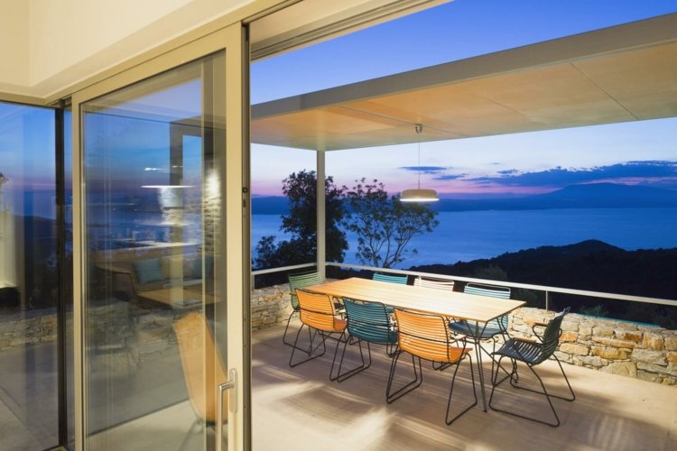 stredomorský-stena-kameň-posuvné-dvere-sklenené-jedálenské-stoly-moderné-pergoly-dizajn-inšpirácia