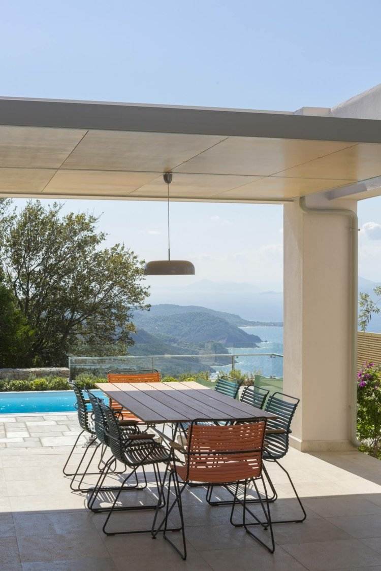 kovový nábytok pre Stredozemné more-stena-kameň-výhľad-more-Grécko-destinácia-kov