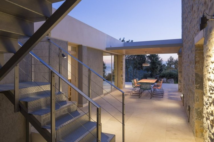 mix stredomorských stien, kameňa, exteriéru, dizajnu, nápadov a moderného štýlu