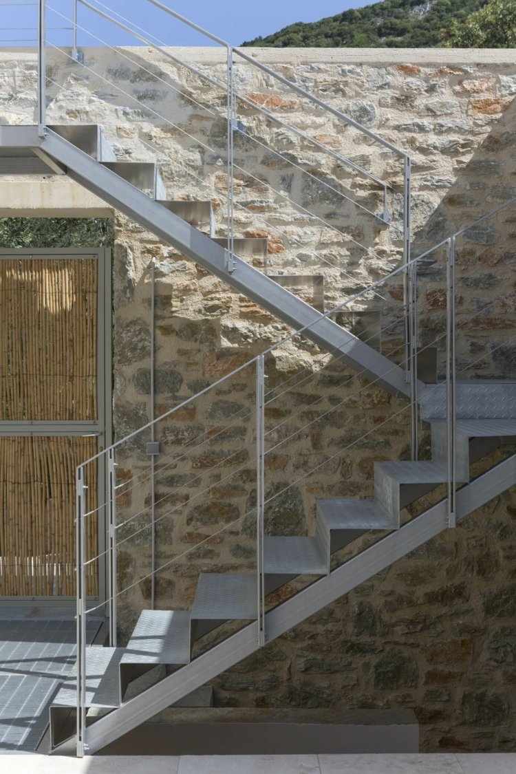 stredozemná stena-kameň-kov-schodisko-zábradlie-oceľ