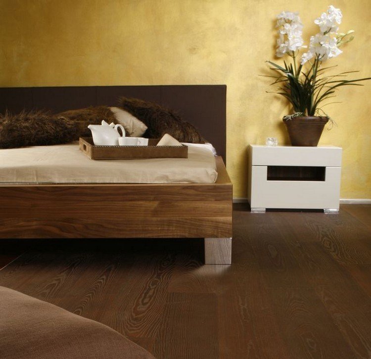 žltá farba na stenu dosiahnutá technikou stierania a nábytku z tmavého dreva Stredomorský dizajn steny-spálňa-žltá-stena-farba-drevená-postel-technika-maľovania