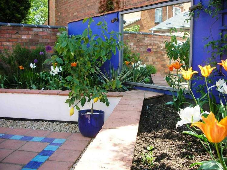 kobaltová modrá stena, tehlová stena a citrón vo vedre Stredomorská stena-dizajn-záhrada-kobalt-modrá-tehlová stena-zrkadlo-optické zväčšenie