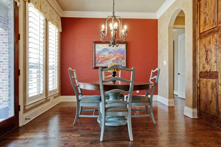 červená akcentovaná stena so štruktúrou a mätovo zeleným lakovaným nábytkom stredozemný-dizajn-steny-jedáleň-červená-stena-mäta-zelený-nábytok