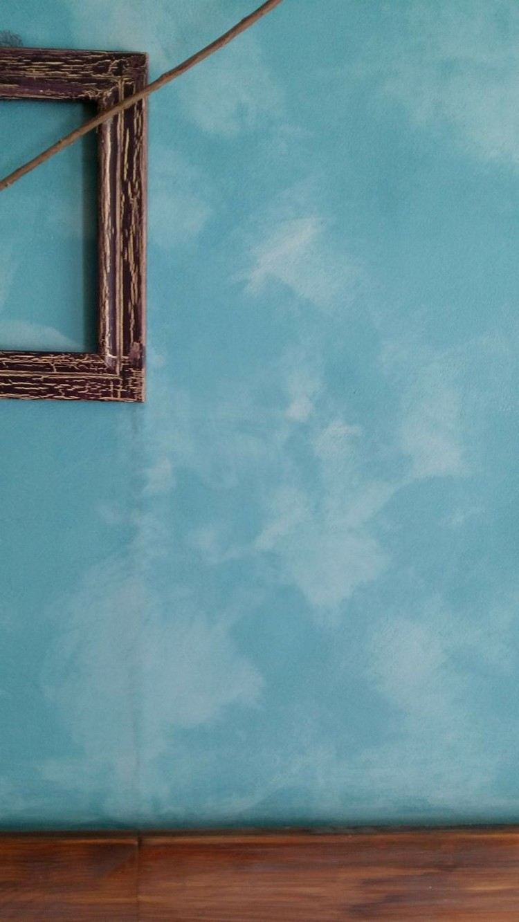 na navrhovanie stien používajte špeciálne maliarske techniky technika stredozemného dizajnu steny-modro-biele-stieranie