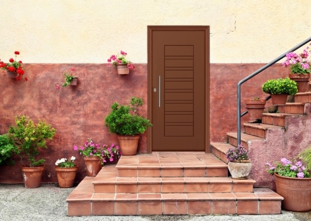 terakotové dlaždice v stredomorskom štýle schody kvety vchod