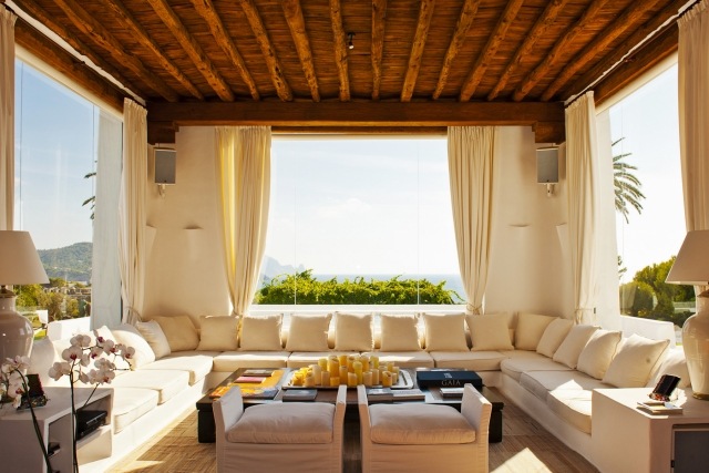 stredomorský štýl zariaďovania terasa rohová sedačka sviečky drevené strešné krytiny