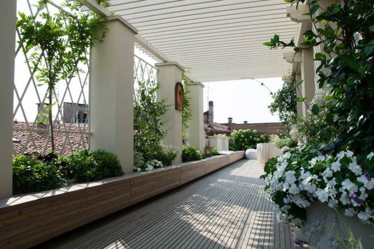 stredozemná záhrada-terénne úpravy-terasa-zelená-popínavé rastliny-mreže-biele kvety