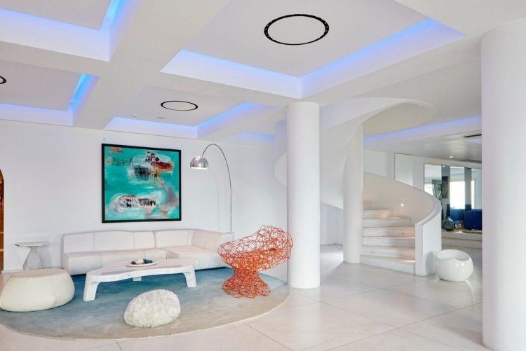 stredomorský život-moderný-luxus-biela-nepriame-osvetlenie-nábytok-dizajn-schody