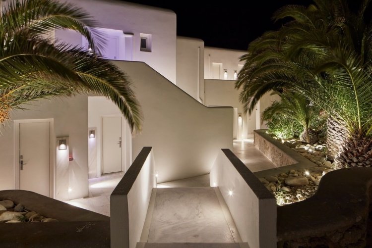 stredozemný život-moderný-luxus-terasa-osvetlenie-palmy-grécko