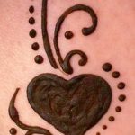 проста и малка татуировка с къна - малка мехенди на крака - снимка