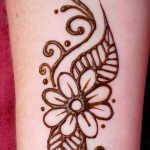 цвете мехенди на крака - снимка на временна татуировка с къна