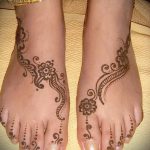mehendi auf ihrem Bein ein wenig - Optionen für temporäre Henna -Tattoo auf 05082016 1040 tatufoto.ru