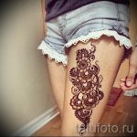 mehendi Feder auf seinem Bein - die Möglichkeiten der temporären Henna -Tattoo auf 05082016 1063 tatufoto.ru