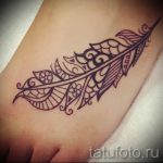 mehendi Feder auf seinem Bein - die Möglichkeiten der temporären Henna -Tattoo auf 05082016 2064 tatufoto.ru