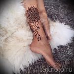 Mehendi sur sa jambe sous la forme d'un гривна - опции за tatouage au henné temporaire sur 05082016 1093 tatufoto.com