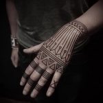 прави линии в мехенди с къна на ръка - снимка