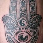 mehendi sur la main -œil - une photo de tatouage au henné temporaire 1148 tatufoto.ru