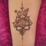 Mehendi sur sa main la couronne - une photo de tatouage au henné temporaire 1160 tatufoto.ru