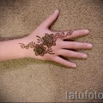 Mehendi sur son bras un enfant - une photo de tatouage au henné temporaire 1168 tatufoto.ru