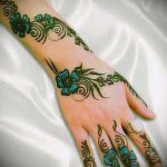 mehendi sur son dessin a la main - снимка henné tatouage temporaire 1170 tatufoto.ru