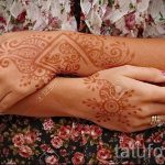 рисуване на мехенди по ръцете - Снимка временна татуировка с къна 1193 tatufoto.ru