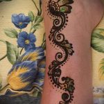 schöne mehendi auf ihrem Arm - eine temporäre Henna -Tattoo Foto 2200 tatufoto.ru