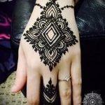 красива мехенди на ръка - снимка на временна татуировка с къна 2208 tatufoto.ru