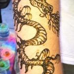 мехенди дракон на ръка - снимка на временна татуировка с къна 4215 tatufoto.ru