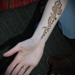 мехенди от вътрешната страна на ръката - снимка на временна татуировка с къна 1217 tatufoto.ru
