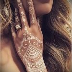 мехенди на ръка с бяла къна - снимка на временна татуировка с къна 4252 tatufoto.ru