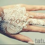 мехенди на ръка с бяла къна - снимка на временна татуировка с къна 5253 tatufoto.ru