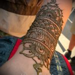 гривна мехенди на ръка - снимка на временна татуировка с къна 5258 tatufoto.ru