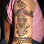 сутиени belle mehendi sur son - une photo de tatouage au henné temporaire 1004 tatufoto.ru