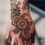 нежна мехенди на ръката й - временна татуировка с къна снимка 1007 tatufoto.ru