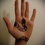 мехенди на ръката на змия - снимка на временна татуировка с къна 4320 tatufoto.ru