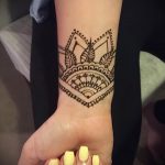 рисунки на мехенди на ръката - снимка на временна татуировка с къна 1336 tatufoto.ru